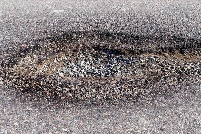 冬季冻融循环引起的沥青路面破损可怜的路